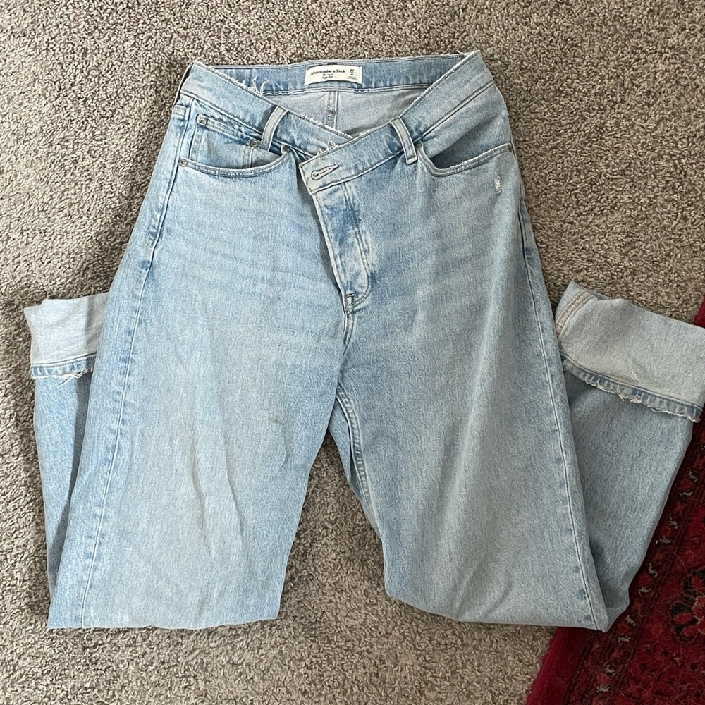 A&F straight legged cross over jeans